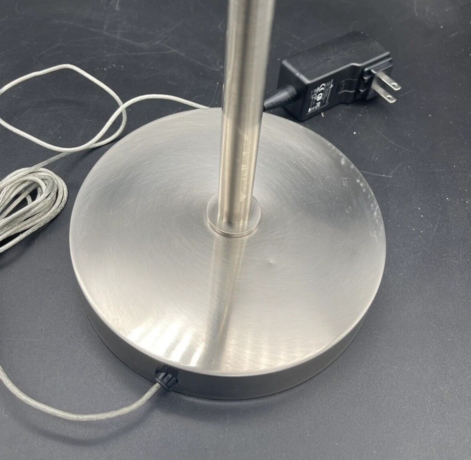 Lámpara de mesa House of Troy Delta LED, níquel satinado - D150-SN Foto 3 de 4