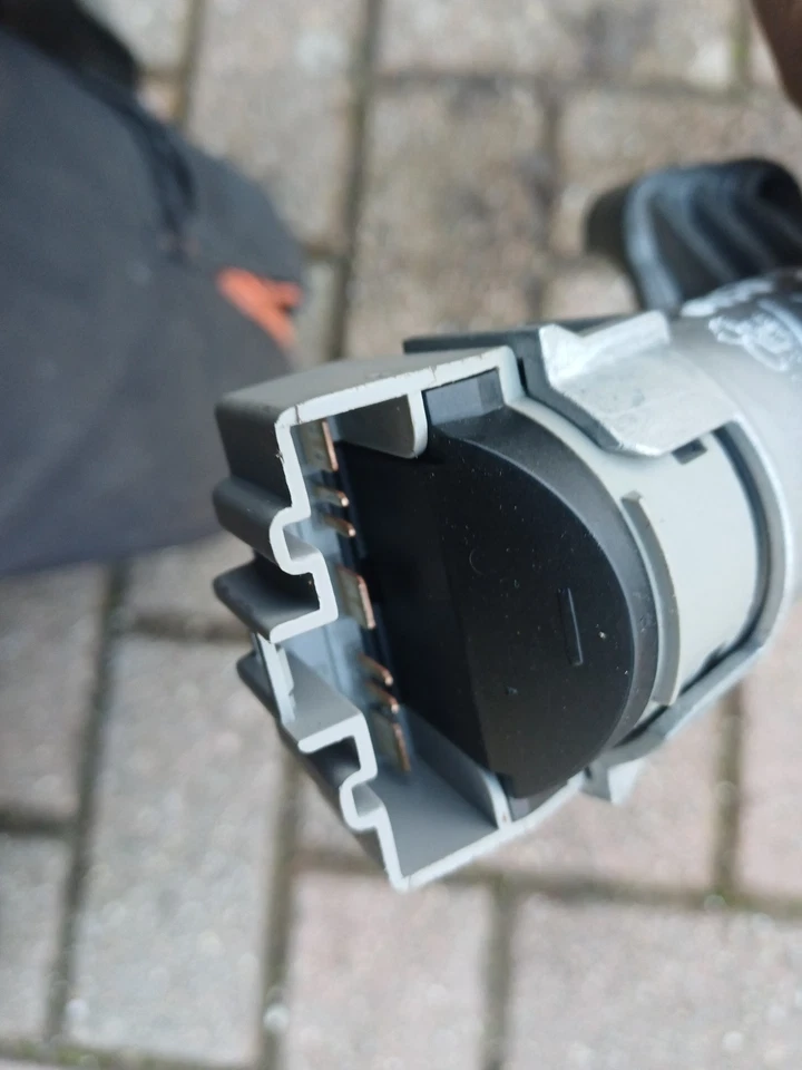 Ford Fiesta MK7 barril de encendido y llave 8V513F880CG 2012 Foto 4 de 4