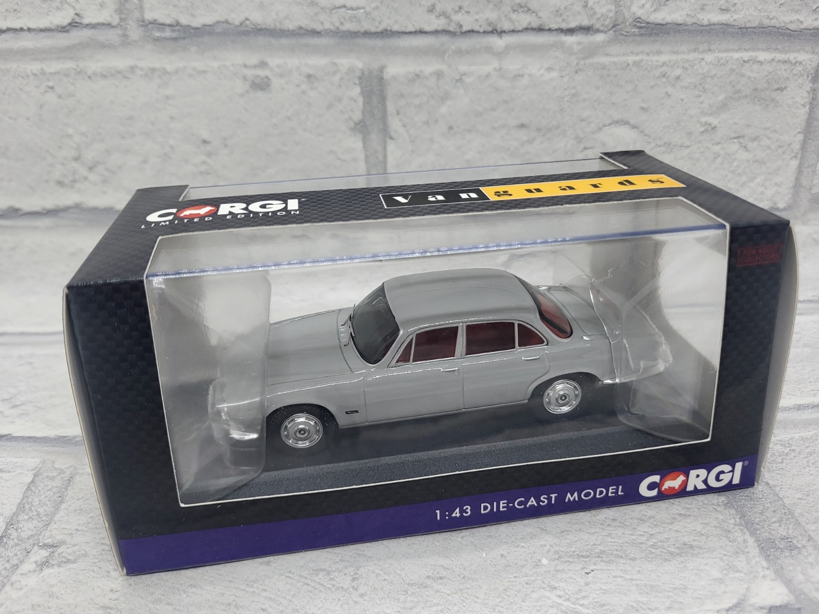 VANGUARDS JAGUAR XJ6 SERIES 1 4.2 LITRE WARWICK GREY VA08622 - Image 8