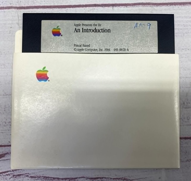 Apple II Floppy Lot - Apple IIe An Introduction/The Story 5.25 Floppy 1984 (48)