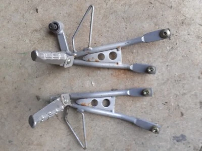 Platine repose pied passager droit et gauche origine pour moto Peugeot 50 XR6 - Photo 1/3