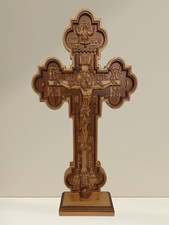 Cruz. Cruz en un soporte. Cruz de madera. Cruz tallada. Decoración religiosa. Spirituali