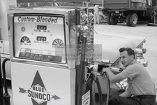 BLUE SUNOCO GAS ATTENDENT FILLING CAR WITH CUSTOM-BLENDED GAS 1958 4X6 PHOTO