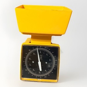 Vintage 1976 Kitchen King Scale No. 365 - Retro Yellow - In Original Box - MCM