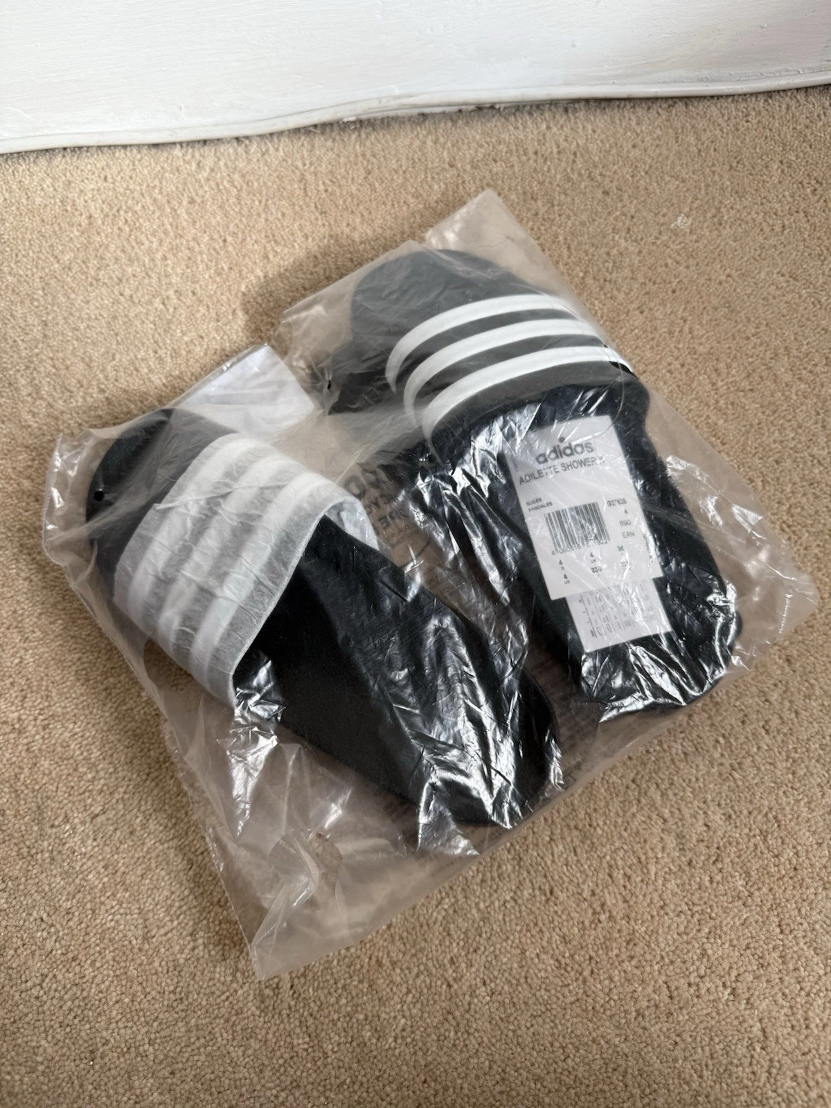 Scivoli doccia adidas Adilette. Taglia UK 4. Nero. Nuovissimo con etichette e confezione