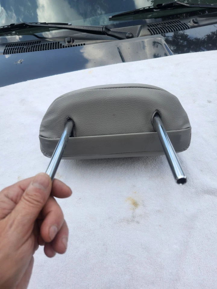 Encosto de cabeça de couro cinza esquerdo ou direito Toyota Highlander SEGUNDA FILA EXTERIOR 2008-2013 - Imagem 3 de 4