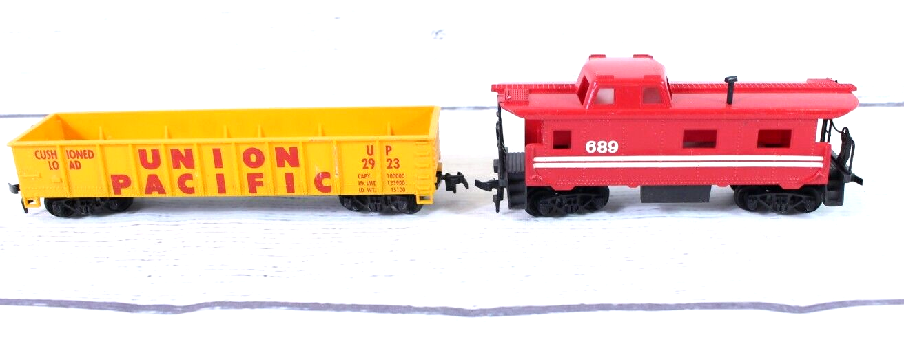 Union Pacific 40 ft Gondola 2923 & 40 ft Caboose 689 HO Scale Model Train