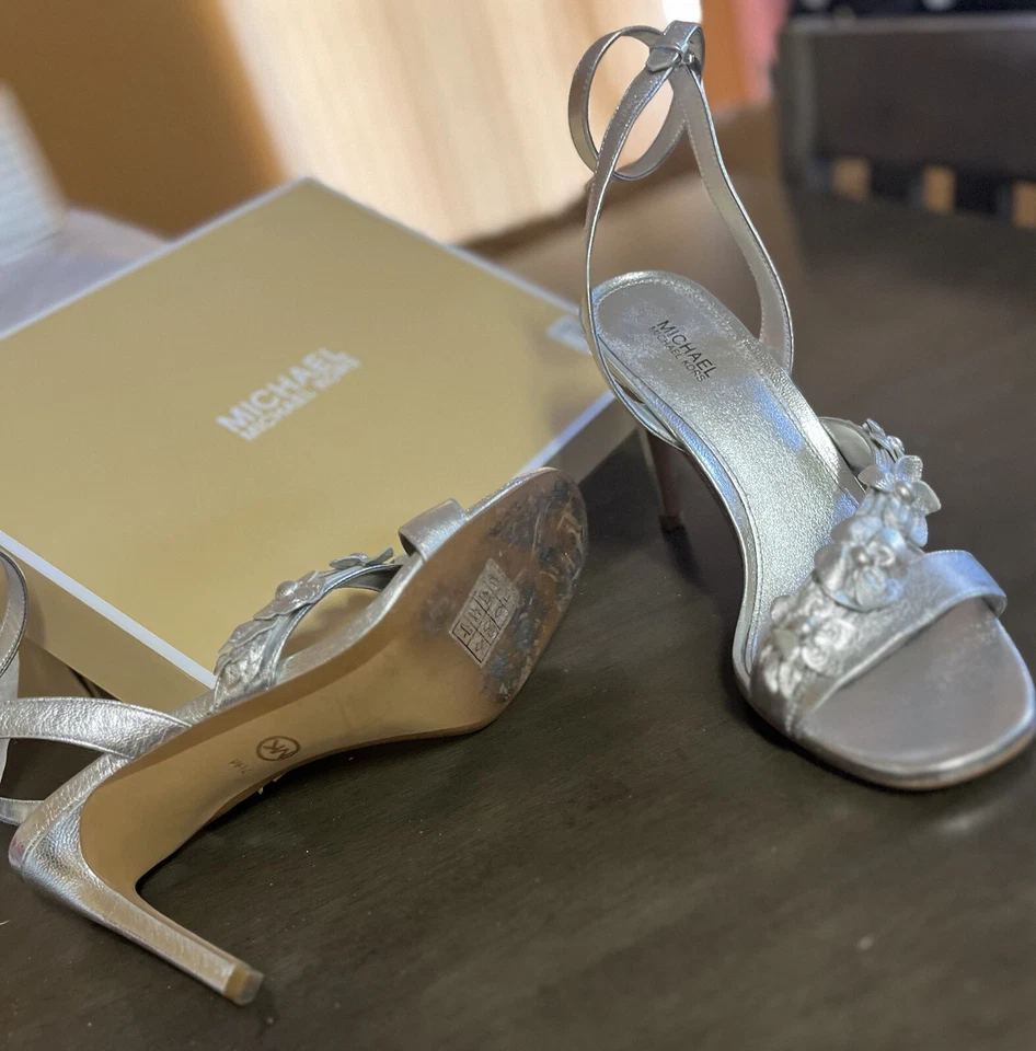 Nuevo con etiquetas Zapato Sandalia Michael Kors Metálico Floral Plateado Cuero TRICIA TALLA 7.5M Foto 4 de 4