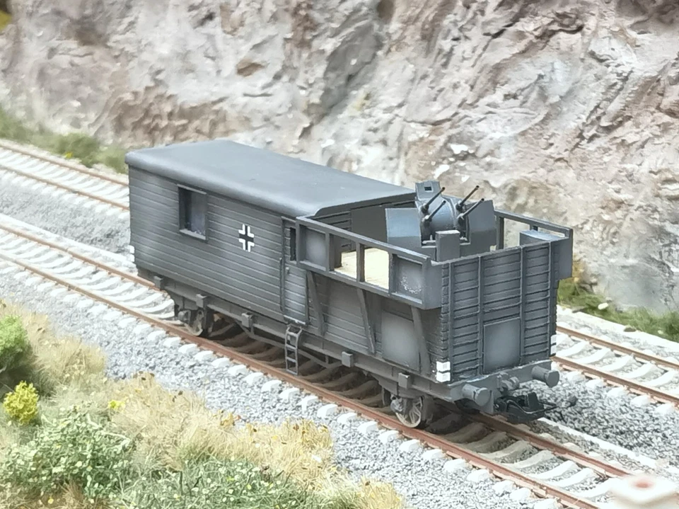 MARKENLOS 1/87 H0 DC/AC Militär 2.Weltkrieg 20MM Flugabwehrgewehr Güterwagen Grau patiniet