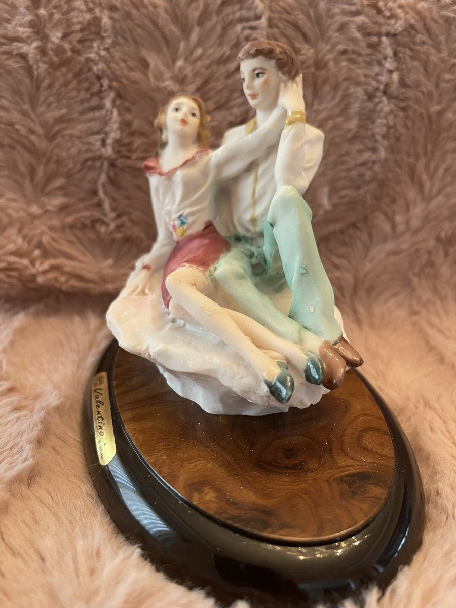 Serie VALENTINO by Miriam Vintage Figurine Young Lovers On Rock