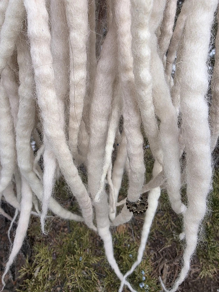 50+ Extensiones de rastas de lana marrón oscuro crema ombre doble extremo Foto 3 de 4