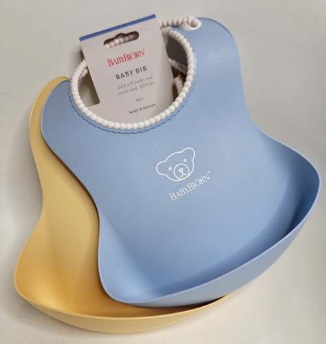 Pack de 2 baberos Baby Bjorn Sweden en polvo amarillo y azul bolsillo para derrames profundos 4 m+ NUEVO - Imagen 1 de 5