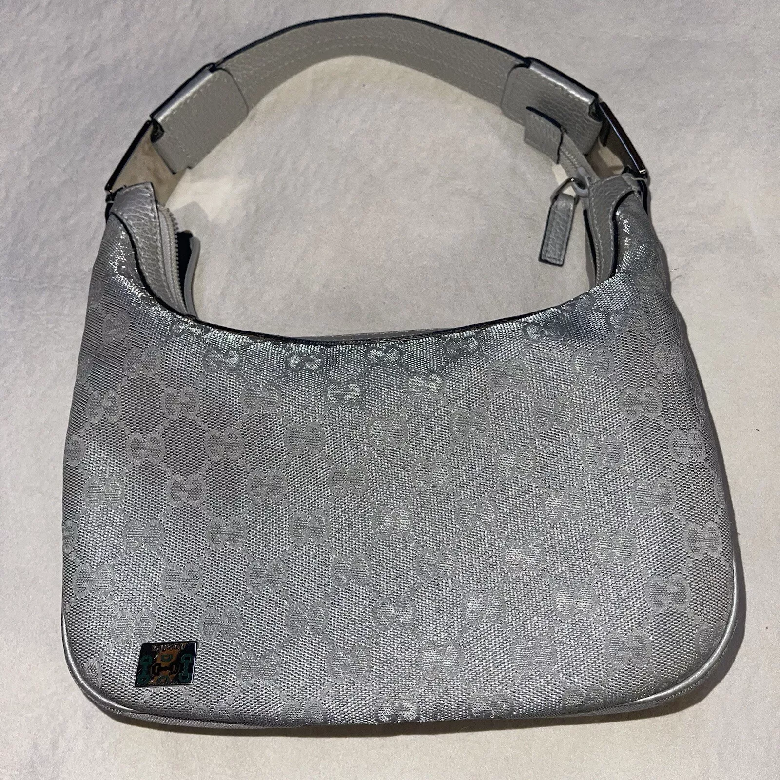 Petit sac vintage Y2K Gucci argent scintillant métallique GG Supreme Guccissima