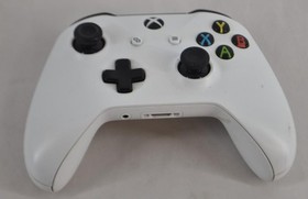 Xbox One w Power Cable and 1 Controller/3 Games (B0176G)