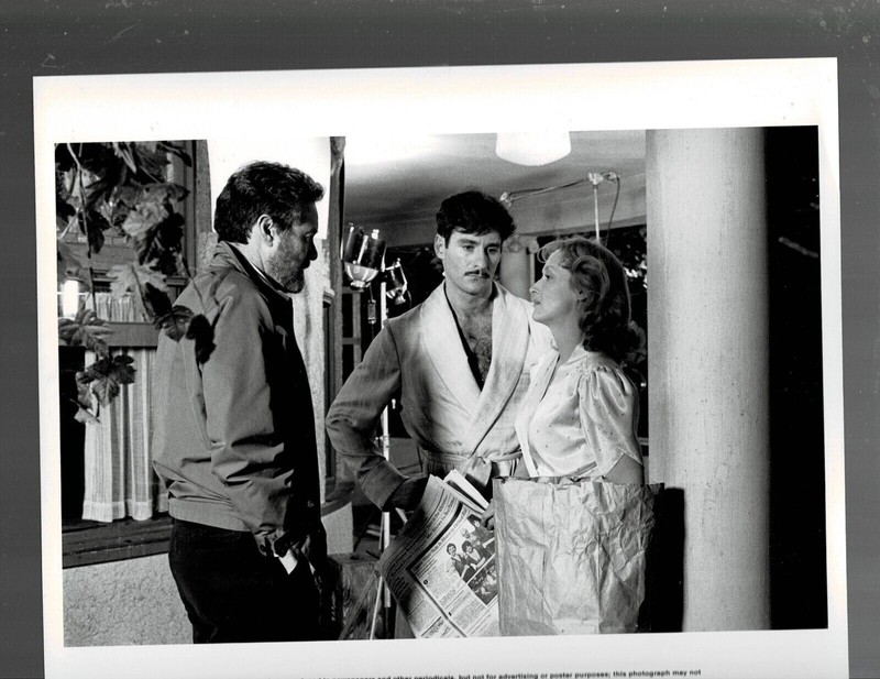 SUPER RARE!! 8X10 1980s ORIGINAL KEVIN KLINE AND MERYL STREEP MOVIE SCENE