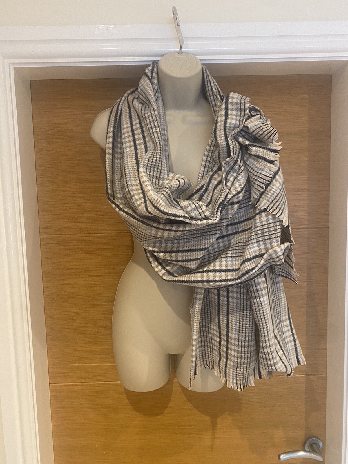 Primark Ladies Grey Checked Chunky Knit Long Frayed Scarf 70in X 28in image 10