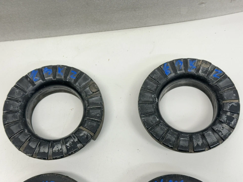 T503131 20132020 Lincoln MKZ Rear Suspension Coil Spring Mount Insulation Se G2U Foto 2 de 4