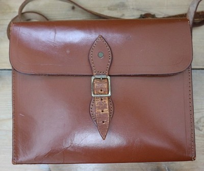 Vintage genähtes Leder Karten- oder Kameratasche/Umhängetasche/Tasche + Riemen sehr guter Zustand