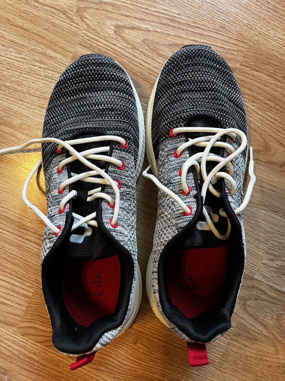 SAOLA Scarpe da ginnastica Charly da uomo taglia US11; grigio e nero; usate