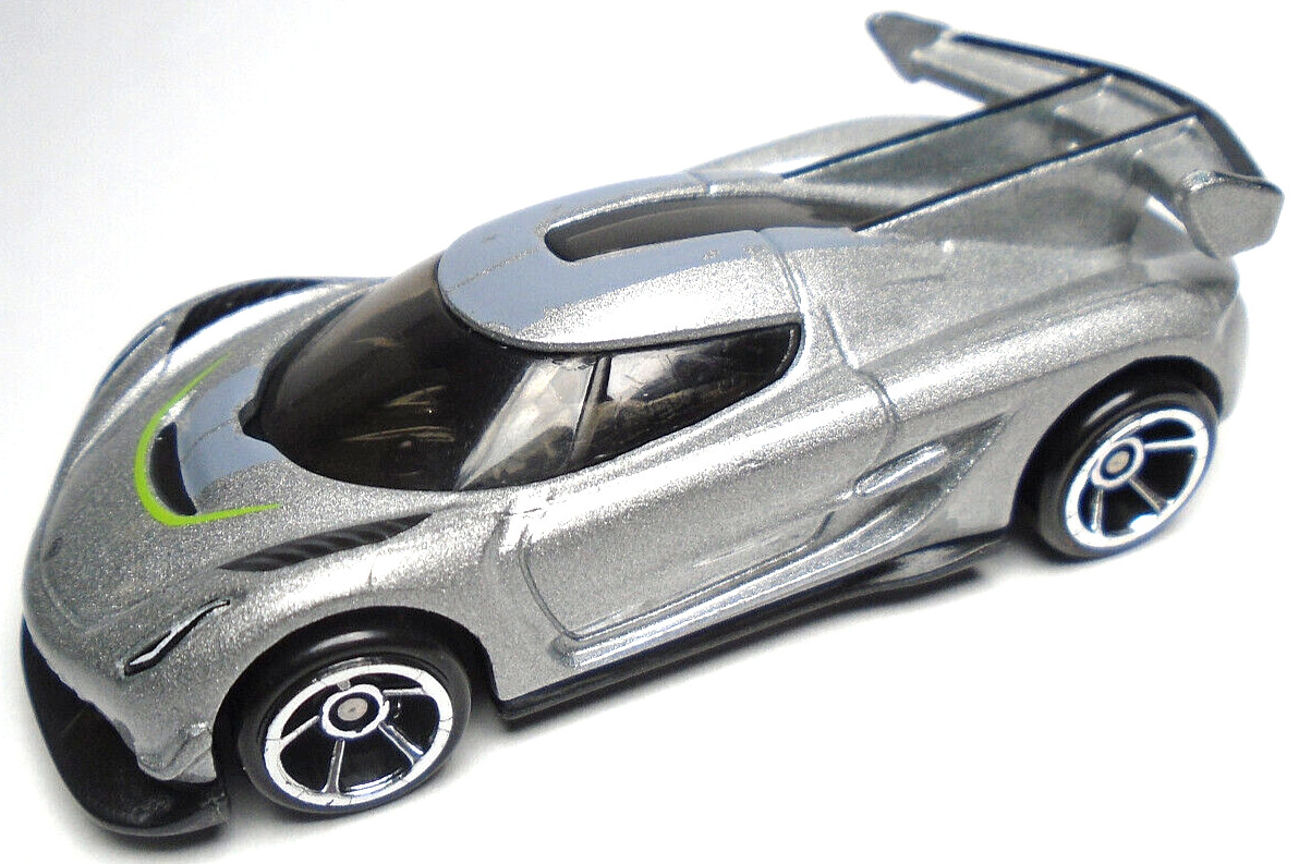 2020 HOT WHEELS KOENIGSEGG JESKO SILVER 1:64 DIECAST 2 5/8" CAR W/ GRAY & GREEN