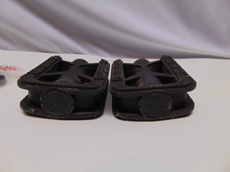 Pair of Wellgo black bicycle flat pedals yellow reflectors LU-915 4" x 3" - Image 3 of 4