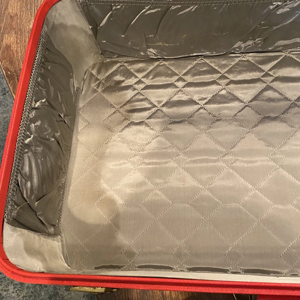 Vintage 1950s Lady Baltimore Red 3 Pc  Nesting Hard Luggage Suitcase Set 3 Keys - Image 3 of 4