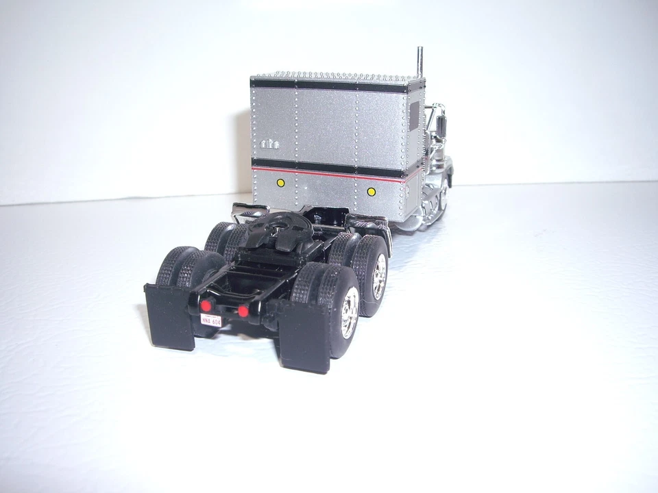 IXO USA EDITION 1/64 GMC GENERAL 1980 WITH SLEEPER SAME SCALE AS DCP - Image 3 of 4