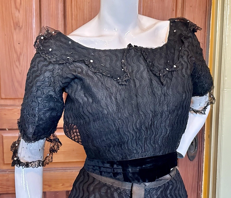 Antiguo 2 piezas. Vestido de luto negro de seda, encaje entrenado ribete de terciopelo y lentejuelas MOP Foto 2 de 4