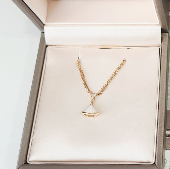 Bvlgari Divas' Dream 18K Rose Gold Pendant Bracelet With Mother of Pearl