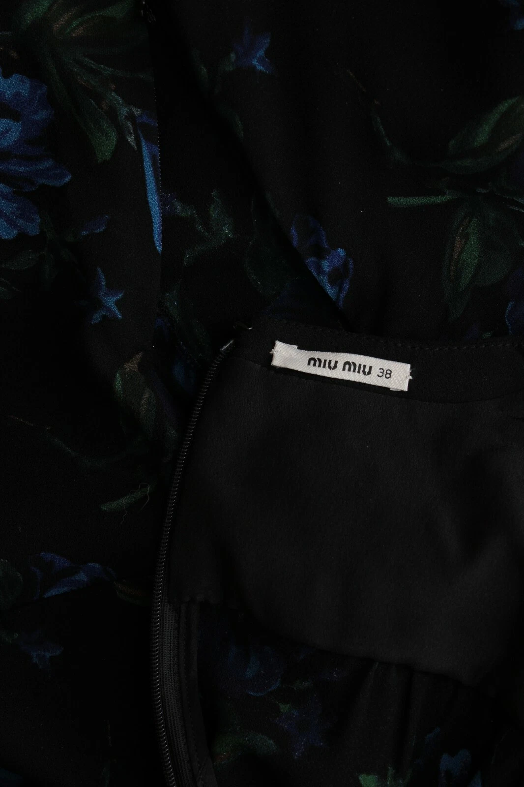 Mini abito Miu Miu stampa floreale in crepe elasticizzato blu nero prezzo consigliato: £ 1.650 00