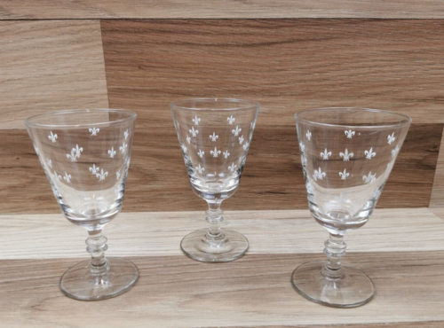 3 x Vintage Fleur de Lys Etched Wine Glasses - Picture 1 of 10