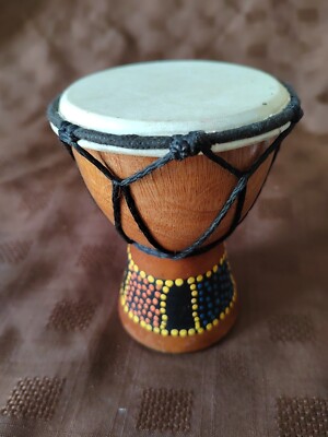SÜDAMERIKANISCHE PERU HANDGEFERTIGTE DJEMBE TROMMEL - 111/2 CM HOCH