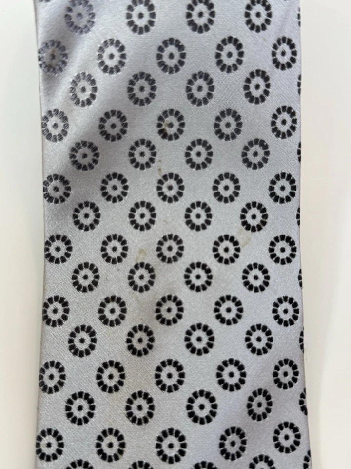 Corbata de seda plateada Kenneth Cole Reaction para hombre (pequeña mancha) Foto 2 de 3