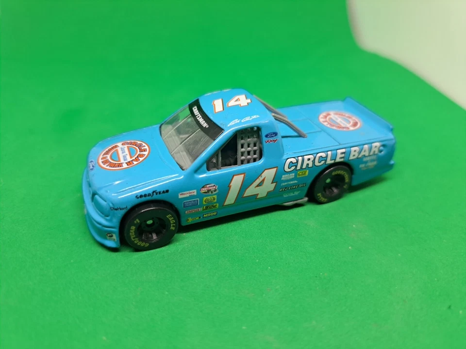 Supercamión RACING CHAMPIONS #14 CIRCLE BAR MOTEL escala 1/64 Foto 3 de 4