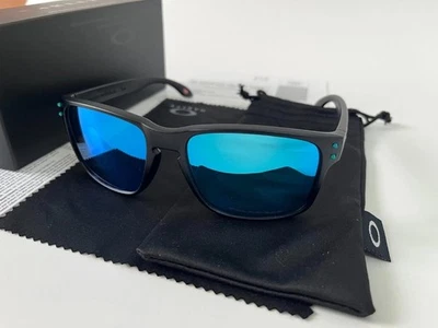 Oakley Holbrook