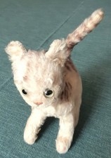 Alte Steiff-Katze mit Knopf im Ohr, stehend, grau-beige