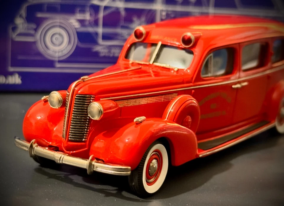 Brooklin CSV.15 1938 Flxible-Buick Sterling Ambulance Friendship Fire Co. (Rojo) Foto 3 de 4