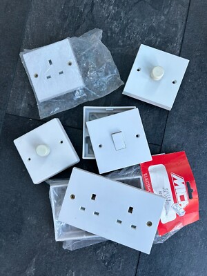 Verschiedene gemischte weiße Steckdosen und Lichtdimmerschalter