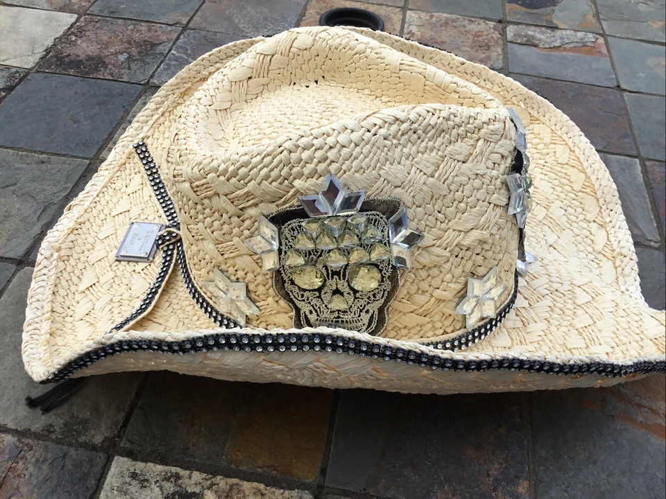 Sombrero vaquero para mujer Whittall & Shon Western Derby paja azúcar calavera pedrería Foto 4 de 4