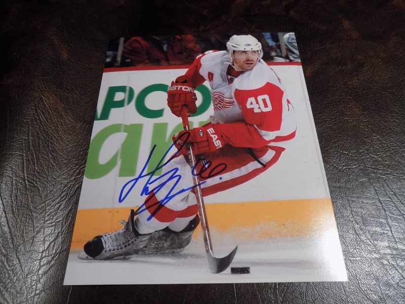 HENRIK ZETTERBERG AUTOGRAPHED RED WINGS 8X10  PHOTO W/COA