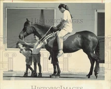 1989 Press Photo Valerie Keeler, on Horseback, Lets Kids Pet Her Horse in Alaska