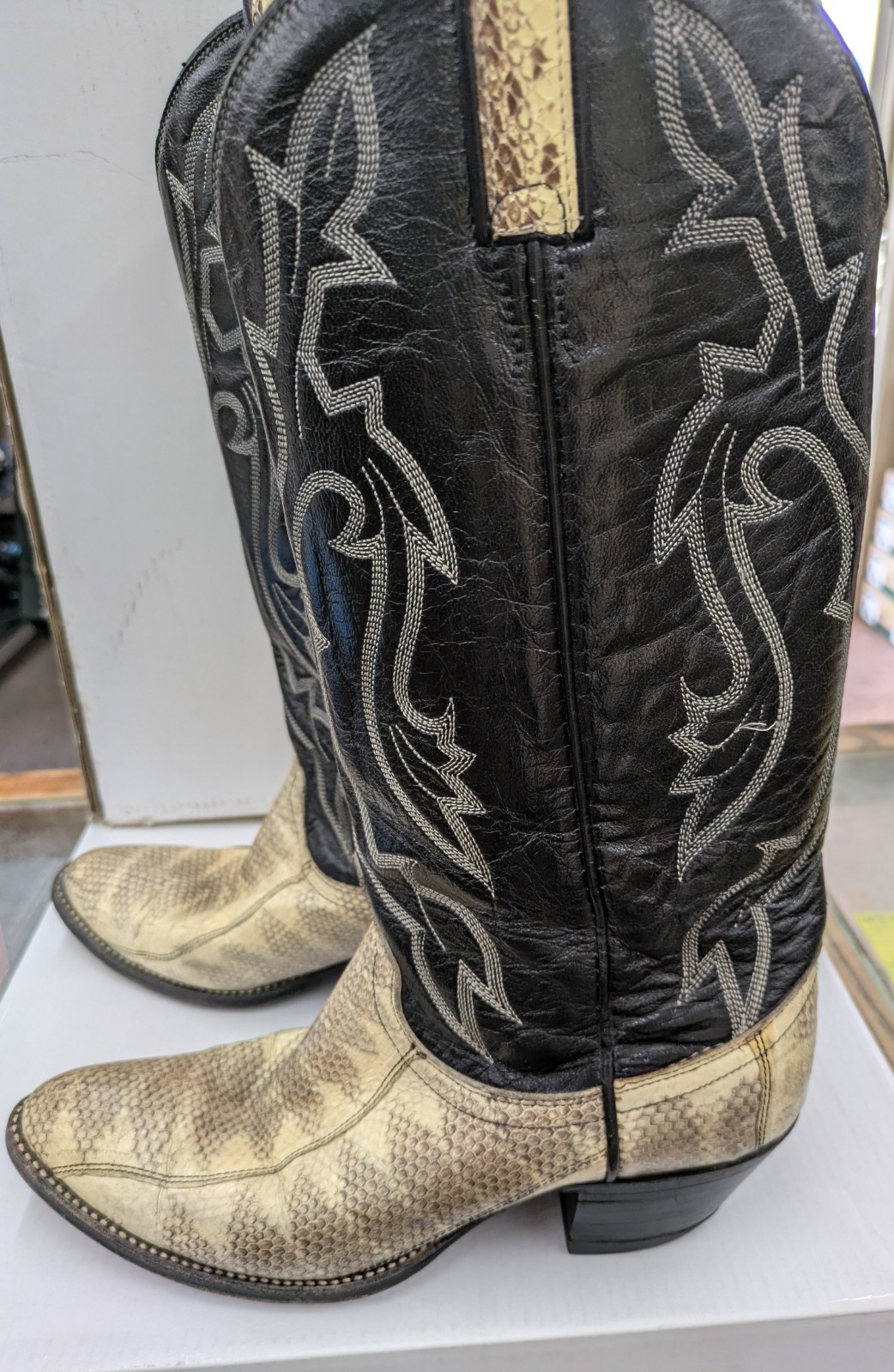 Dan Post Ladies used python - image 1