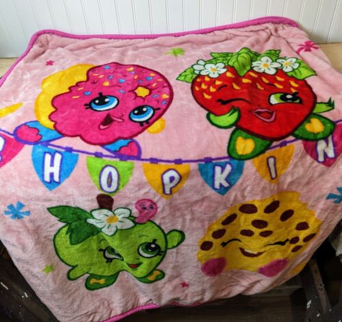 Shopkins SUPER SOFT AND CUDDLY 4' X 3' Plush Blanket Great Condition  - Afbeelding 1 van 4