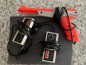 Nintendo NES-001 Console Bundle w/ 2 Controllers, 3 games & Zapper