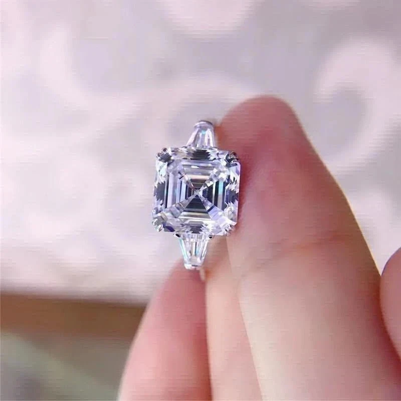 Anillo de compromiso de diamantes creado en laboratorio VVS1 corte Asscher de 2,5 quilates acabado oro blanco de 14 quilates Foto 4 de 4