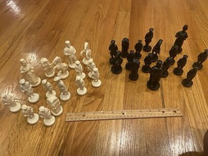 VINTAGE SET OF 32 WEIGHTED CHESSMEN CHESS FIGURES - KING QUEEN ROYALTY MEDIEVAL