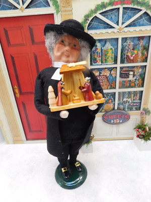 2009 Byers Choice The Carolers Parson Figure Preacher with Nativity Scene 13''