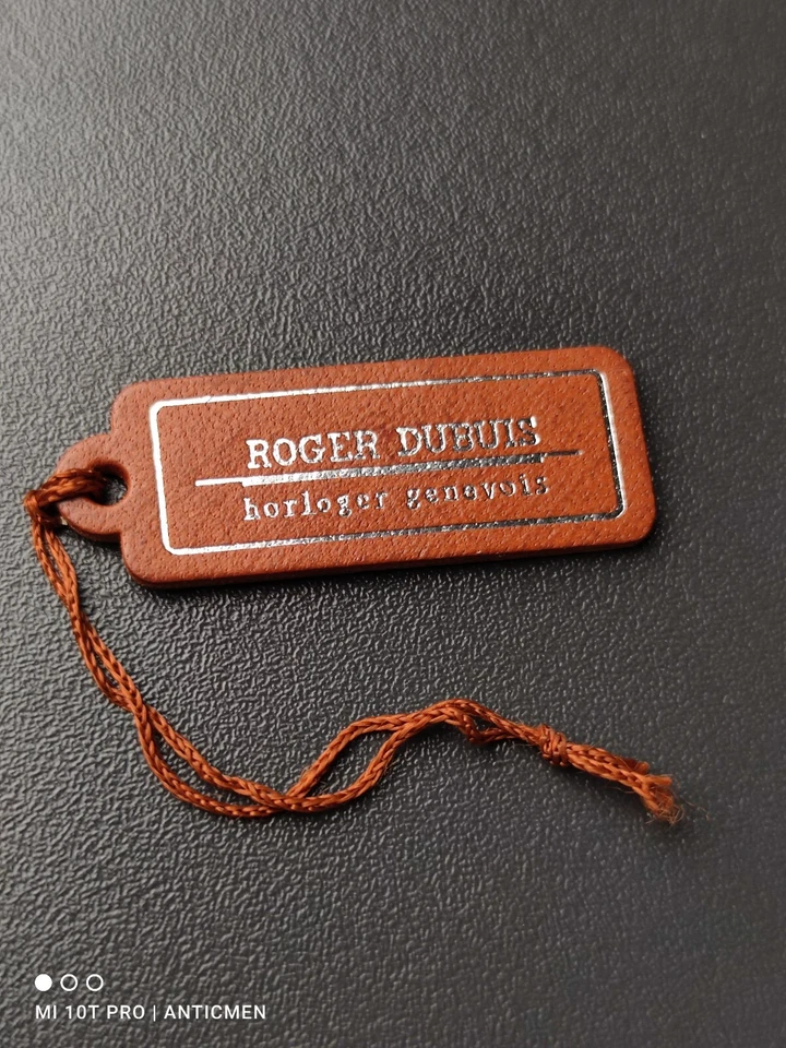 Reloj Roger Dubuis HO43 03 5 N1R.7A Etiqueta Colgante Etiqueta Cuero Etiqueta Exhibición En Blanco Foto 2 de 4
