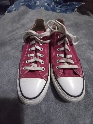 Men's Maroon Lowtop Converse Allstar Shoes. Size 7