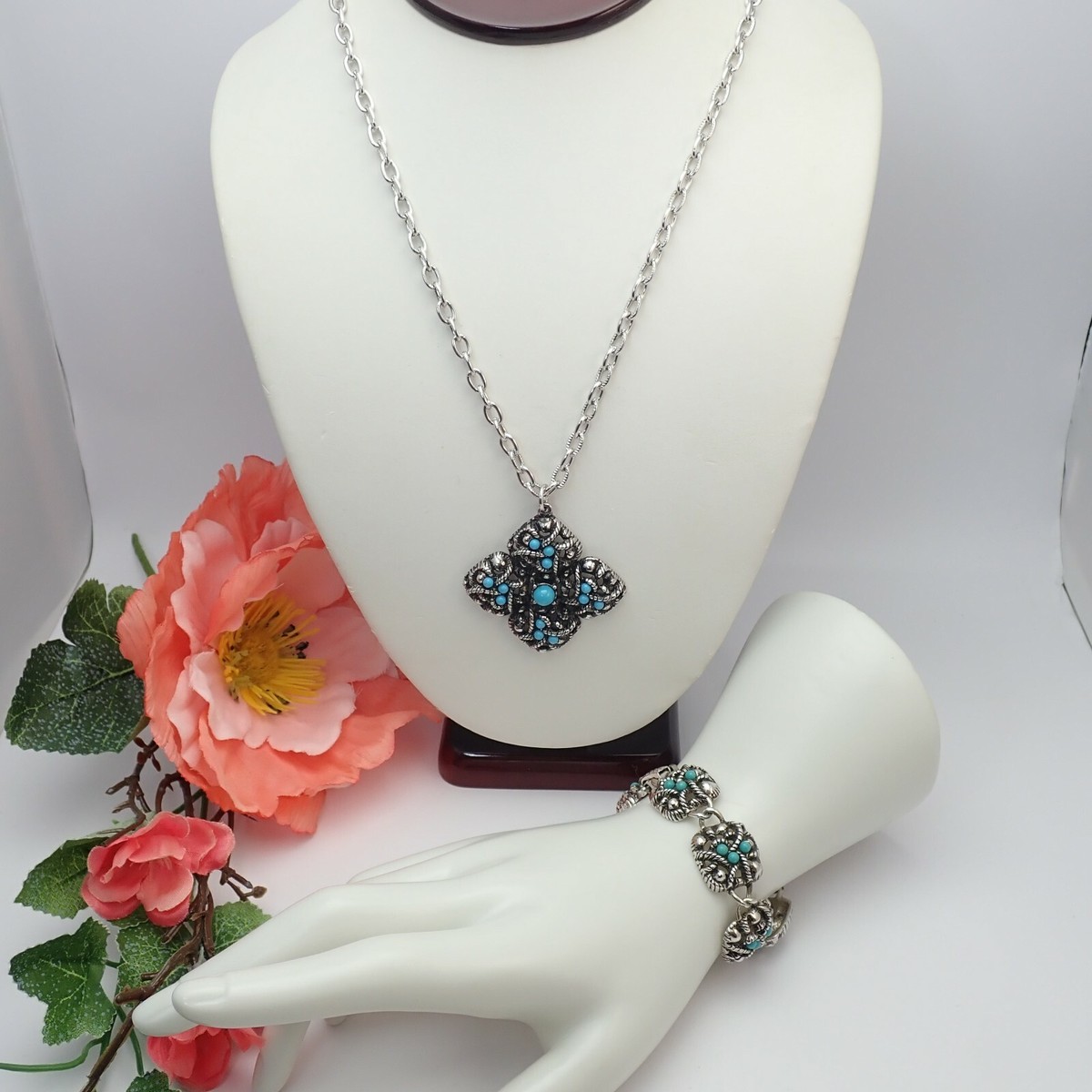 Avon Sierra Simulated Turquoise Silver Tone Rope Pendant Necklace
